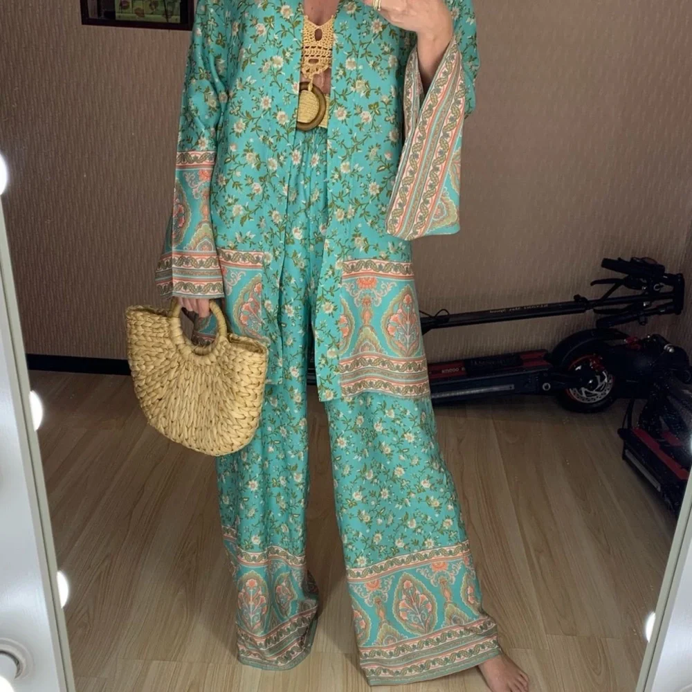 💕Sale💕 2-piece crop and pants - Picture 3 of 15